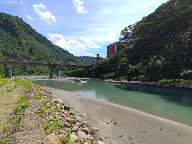 觸口天長地久橋 (阿里山國家風景區) - 地久橋下「停車場」 - 八掌溪 觸口天長地久橋 (阿里山國家風景區) - 地久橋下「停車場」 - 八掌溪