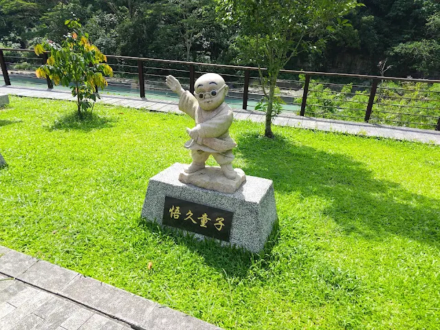 觸口天長地久橋 (阿里山國家風景區) - 小和尚石雕 觸口天長地久橋 (阿里山國家風景區) - 小和尚石雕