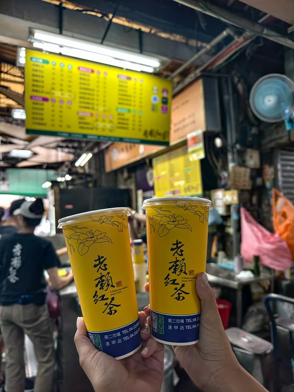 手搖飲林立仍特地回味！台中第二市場老賴紅茶，傳統滋味簡單卻難忘。