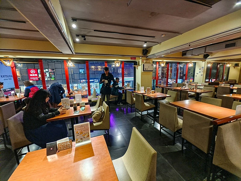 豬排控必訪!台北松山區勝田日式豬排,特製卡菲醬濃郁,份量足cp超高。