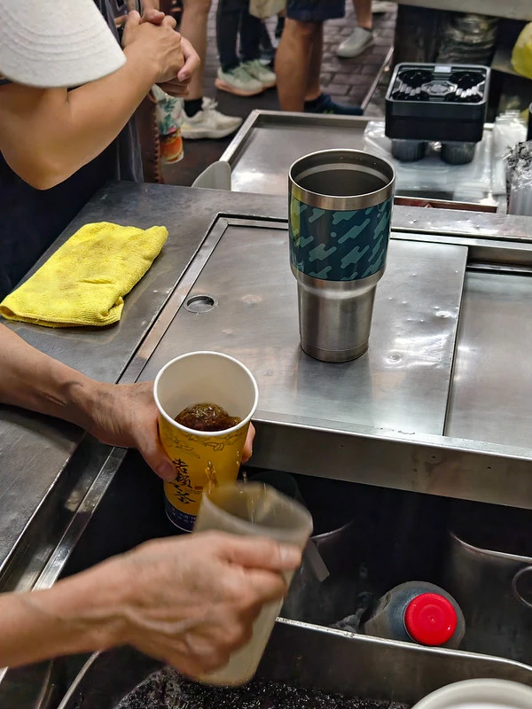 手搖飲林立仍特地回味！台中第二市場老賴紅茶，傳統滋味簡單卻難忘。