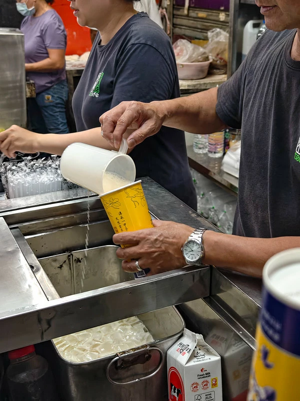 手搖飲林立仍特地回味！台中第二市場老賴紅茶，傳統滋味簡單卻難忘。