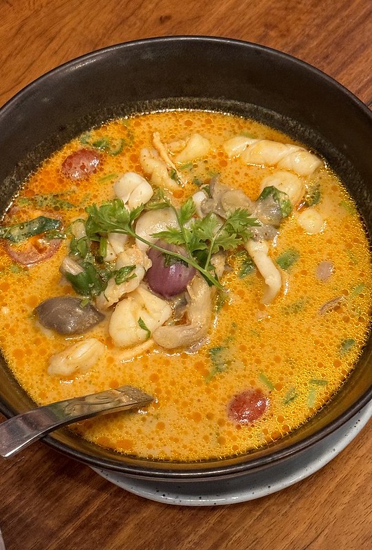 泰國連續五年米其林！清邁美食Magnolia Café餐酒館，紅綠咖哩超推薦。