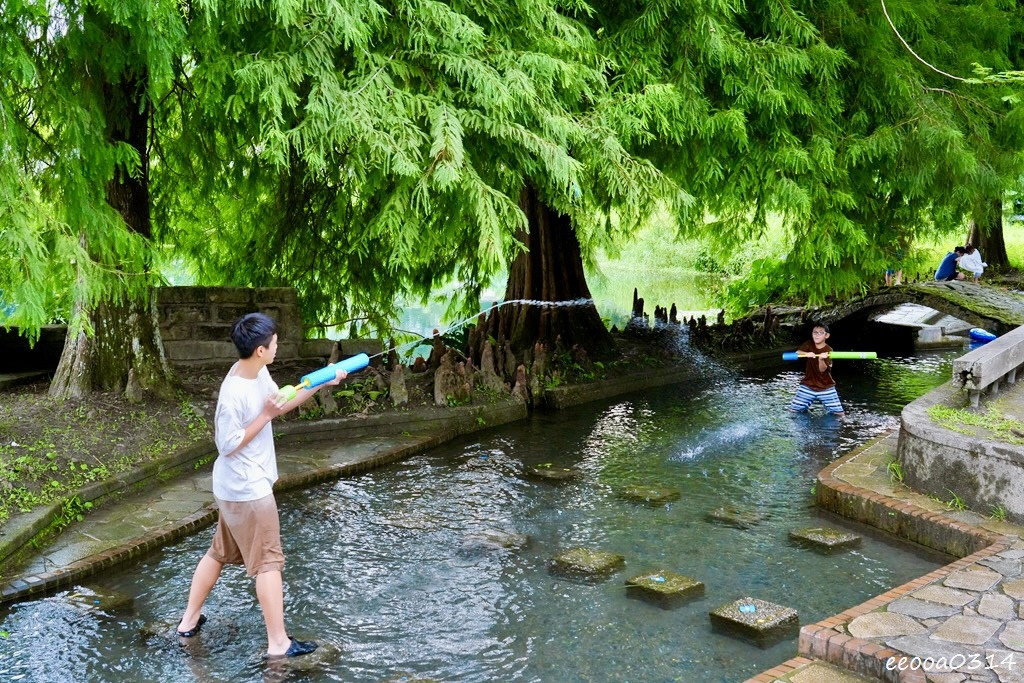 宜蘭員山玩水景點「雷公埤」天然湧泉戲水趣,親子觀察小魚小蝦的 宜蘭員山玩水景點「雷公埤」天然湧泉戲水趣,親子觀察小魚小蝦的