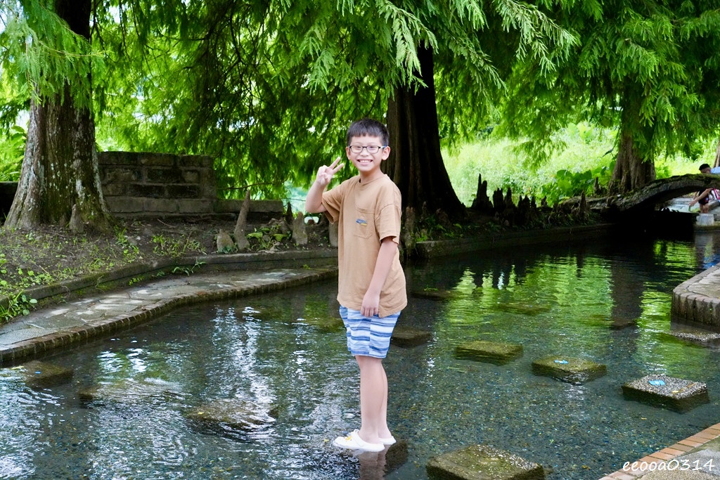宜蘭員山玩水景點「雷公埤」天然湧泉戲水趣,親子觀察小魚小蝦的 宜蘭員山玩水景點「雷公埤」天然湧泉戲水趣,親子觀察小魚小蝦的