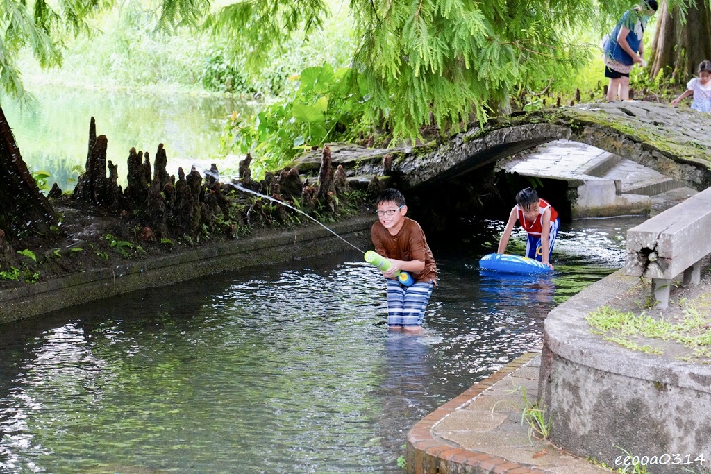 宜蘭員山玩水景點「雷公埤」天然湧泉戲水趣,親子觀察小魚小蝦的 宜蘭員山玩水景點「雷公埤」天然湧泉戲水趣,親子觀察小魚小蝦的