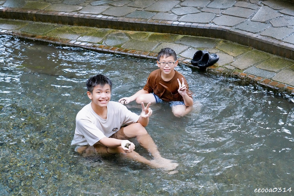 宜蘭員山玩水景點「雷公埤」天然湧泉戲水趣,親子觀察小魚小蝦的 宜蘭員山玩水景點「雷公埤」天然湧泉戲水趣,親子觀察小魚小蝦的