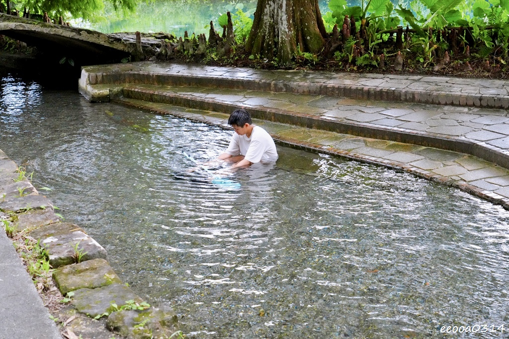 宜蘭員山玩水景點「雷公埤」天然湧泉戲水趣,親子觀察小魚小蝦的 宜蘭員山玩水景點「雷公埤」天然湧泉戲水趣,親子觀察小魚小蝦的
