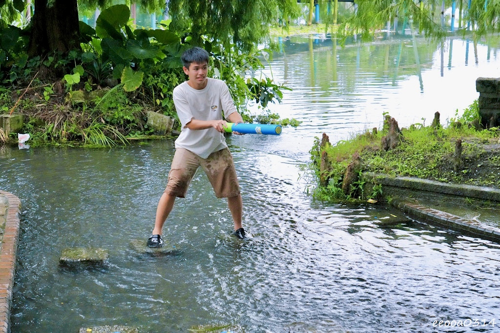 宜蘭員山玩水景點「雷公埤」天然湧泉戲水趣,親子觀察小魚小蝦的 宜蘭員山玩水景點「雷公埤」天然湧泉戲水趣,親子觀察小魚小蝦的