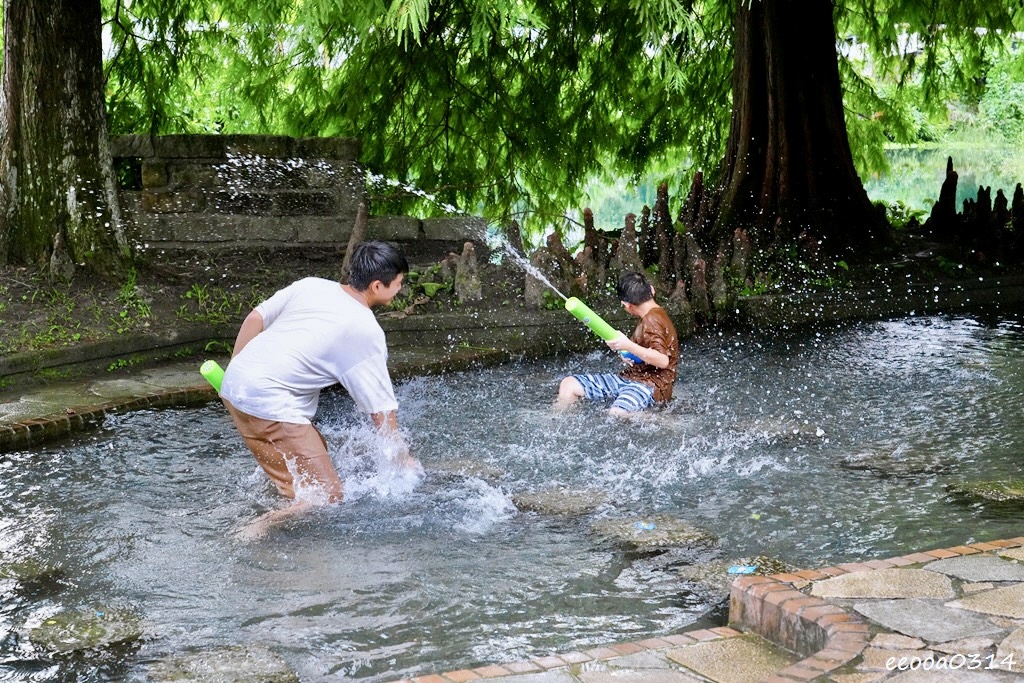 宜蘭員山玩水景點「雷公埤」天然湧泉戲水趣,親子觀察小魚小蝦的 宜蘭員山玩水景點「雷公埤」天然湧泉戲水趣,親子觀察小魚小蝦的