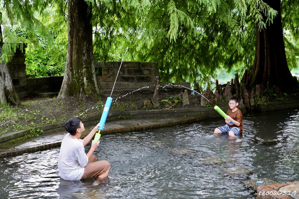 宜蘭員山玩水景點「雷公埤」天然湧泉戲水趣,親子觀察小魚小蝦的 宜蘭員山玩水景點「雷公埤」天然湧泉戲水趣,親子觀察小魚小蝦的