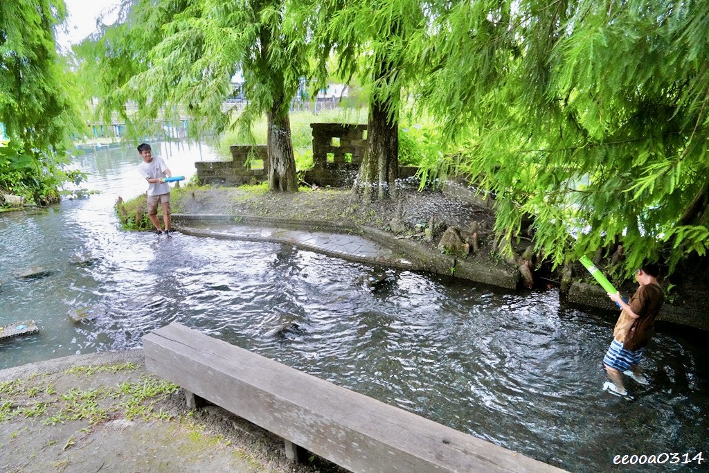 宜蘭員山玩水景點「雷公埤」天然湧泉戲水趣,親子觀察小魚小蝦的 宜蘭員山玩水景點「雷公埤」天然湧泉戲水趣,親子觀察小魚小蝦的