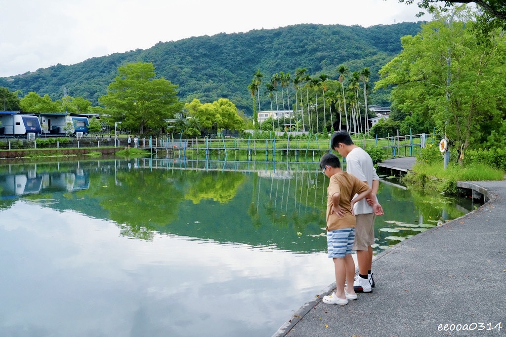宜蘭員山玩水景點「雷公埤」天然湧泉戲水趣,親子觀察小魚小蝦的 宜蘭員山玩水景點「雷公埤」天然湧泉戲水趣,親子觀察小魚小蝦的