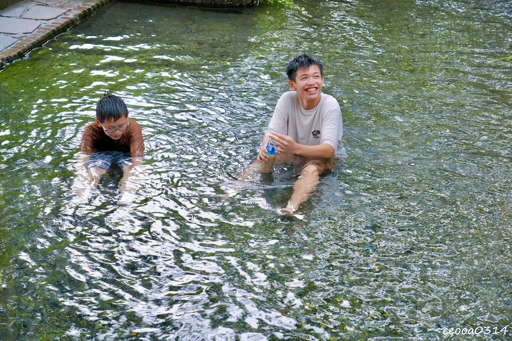 宜蘭員山玩水景點「雷公埤」天然湧泉戲水趣,親子觀察小魚小蝦的 宜蘭員山玩水景點「雷公埤」天然湧泉戲水趣,親子觀察小魚小蝦的