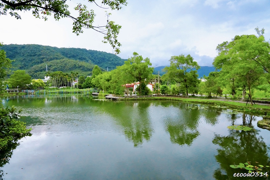 宜蘭員山玩水景點「雷公埤」天然湧泉戲水趣,親子觀察小魚小蝦的 宜蘭員山玩水景點「雷公埤」天然湧泉戲水趣,親子觀察小魚小蝦的