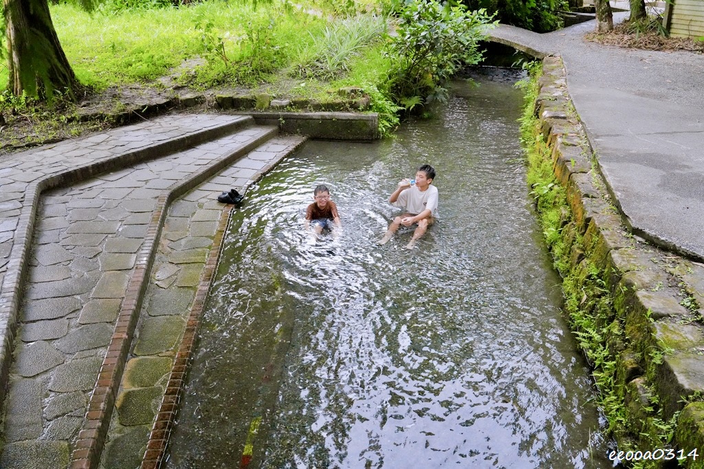 宜蘭員山玩水景點「雷公埤」天然湧泉戲水趣,親子觀察小魚小蝦的 宜蘭員山玩水景點「雷公埤」天然湧泉戲水趣,親子觀察小魚小蝦的