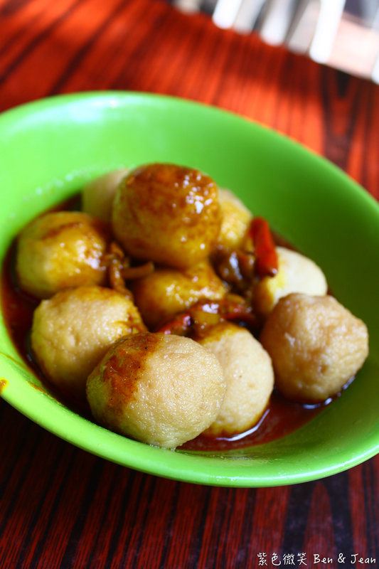 澳門美食推薦!必吃澳門老字號大利來記豬扒包,炭火烤製香嫩豬扒。