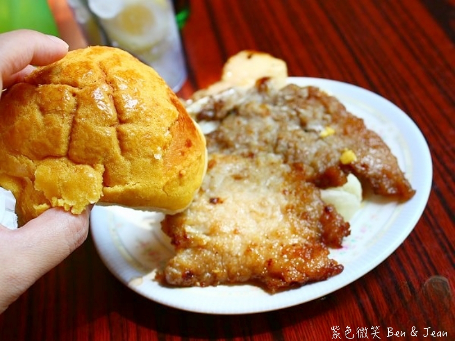 澳門美食推薦!必吃澳門老字號大利來記豬扒包,炭火烤製香嫩豬扒。