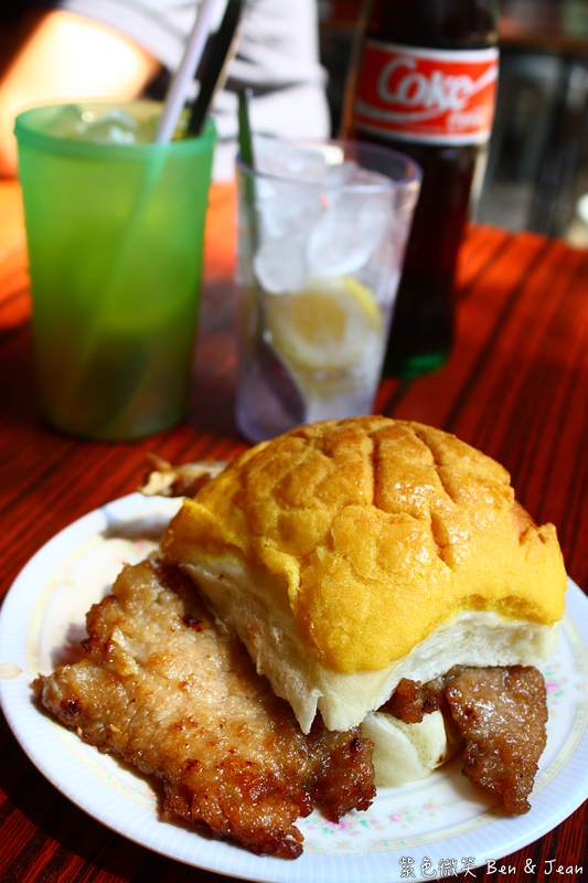 澳門美食推薦!必吃澳門老字號大利來記豬扒包,炭火烤製香嫩豬扒。