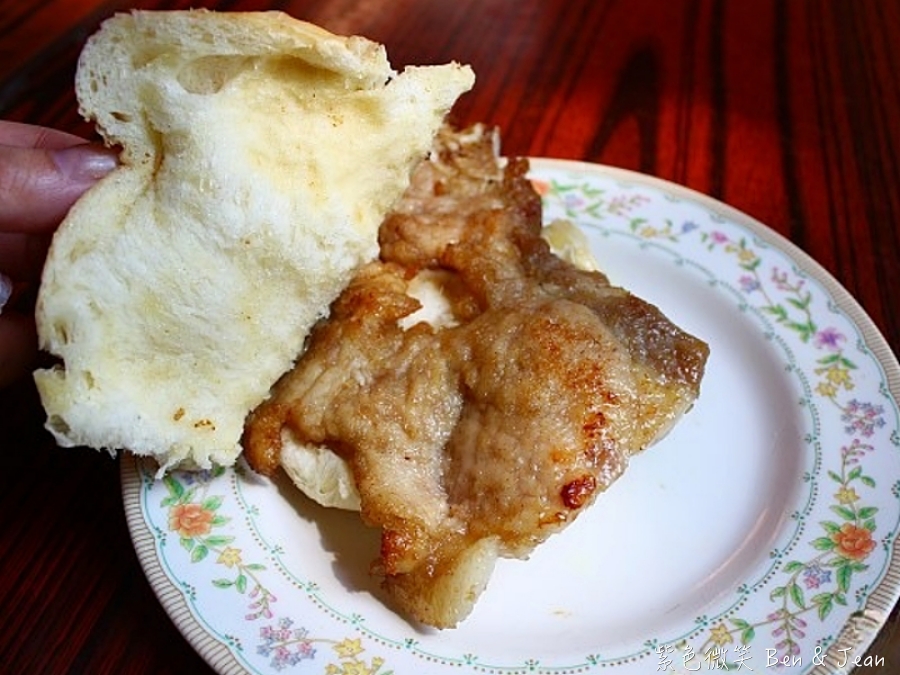 澳門美食推薦!必吃澳門老字號大利來記豬扒包,炭火烤製香嫩豬扒。