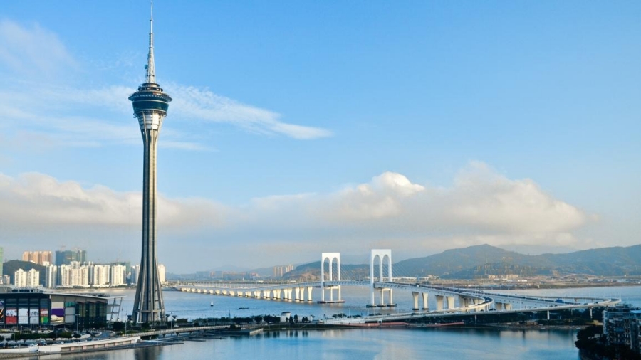 澳門美食推薦!必吃澳門老字號大利來記豬扒包,炭火烤製香嫩豬扒。