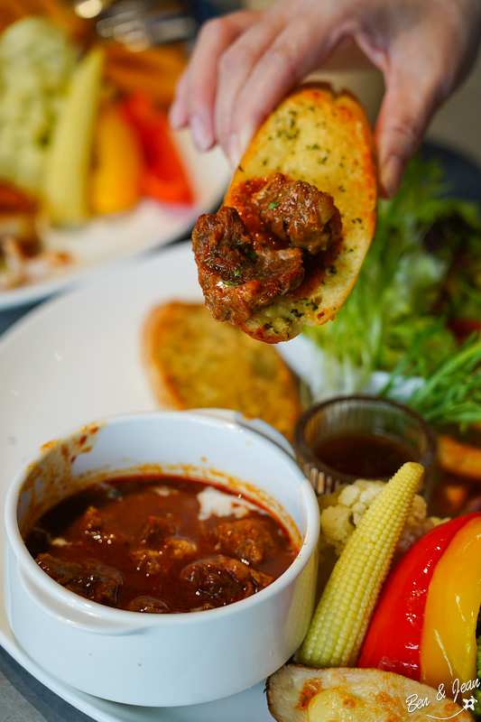 宜蘭樹懶餐廳超萌泰迪羊、鵜鶘秀等你！好吃餐點結合動物樂園，親子放電首選~