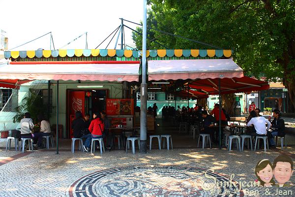 澳門美食推薦!必吃澳門老字號大利來記豬扒包,炭火烤製香嫩豬扒。