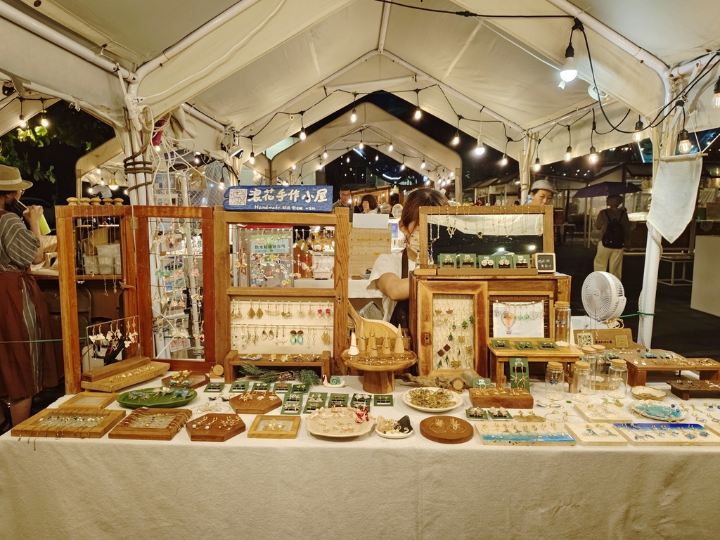 台東市鐵花商圈|快來台東Chill一夏!鐵花村微光市集 感受村長的家日式風情 選購青澤伴手禮 旅宿推薦旅人驛站鐵花文創館|西莉亞玩樂人生 台東市鐵花商圈|快來台東Chill一夏!鐵花村微光市集 感受