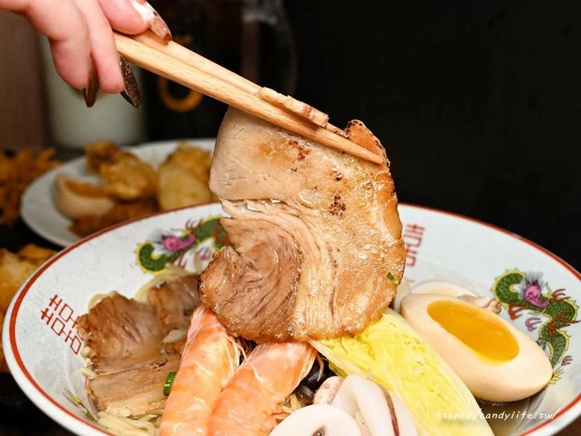 台中市西區島之麵屋｜台中新開幕淡麗系拉麵專賣，清爽湯頭讓人一再回味，還有日式咖哩飯