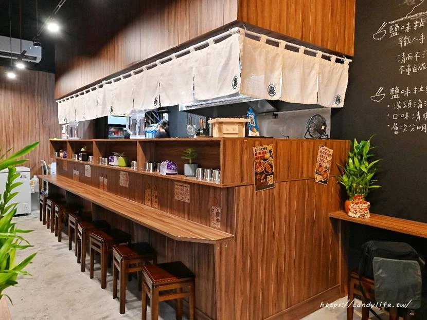 台中市西區島之麵屋｜台中新開幕淡麗系拉麵專賣，清爽湯頭讓人一再回味，還有日式咖哩飯