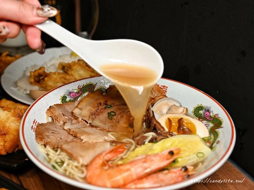 台中市西區島之麵屋｜台中新開幕淡麗系拉麵專賣，清爽湯頭讓人一再回味，還有日式咖哩飯