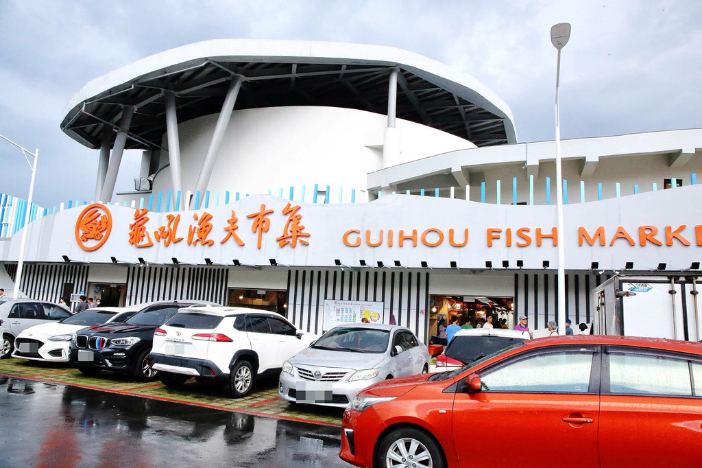 全新龜吼漁夫市集，一樓32攤生鮮攤位、二樓12家代客料理餐廳