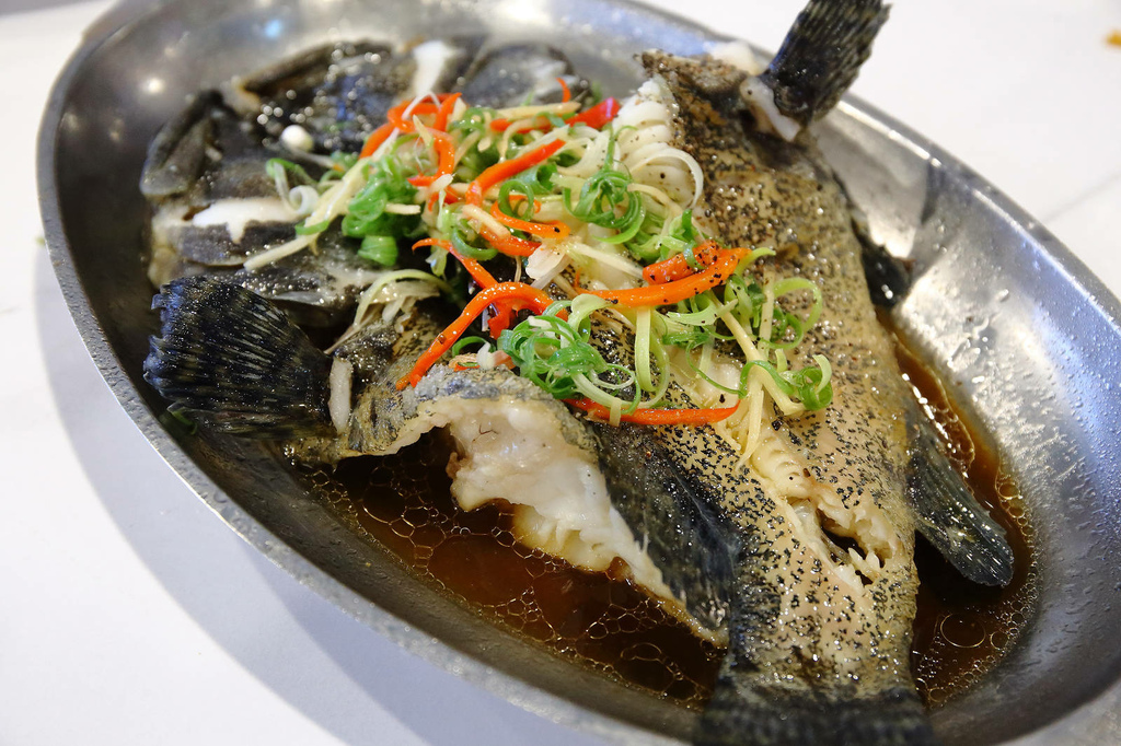 全新龜吼漁夫市集，一樓32攤生鮮攤位、二樓12家代客料理餐廳