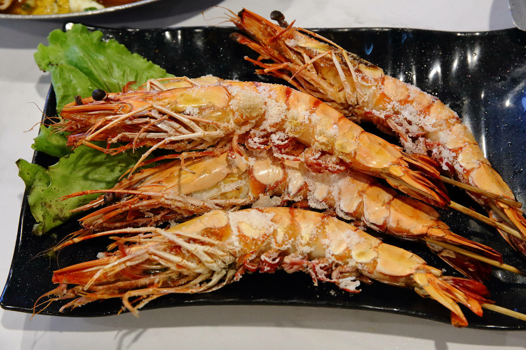 全新龜吼漁夫市集，一樓32攤生鮮攤位、二樓12家代客料理餐廳