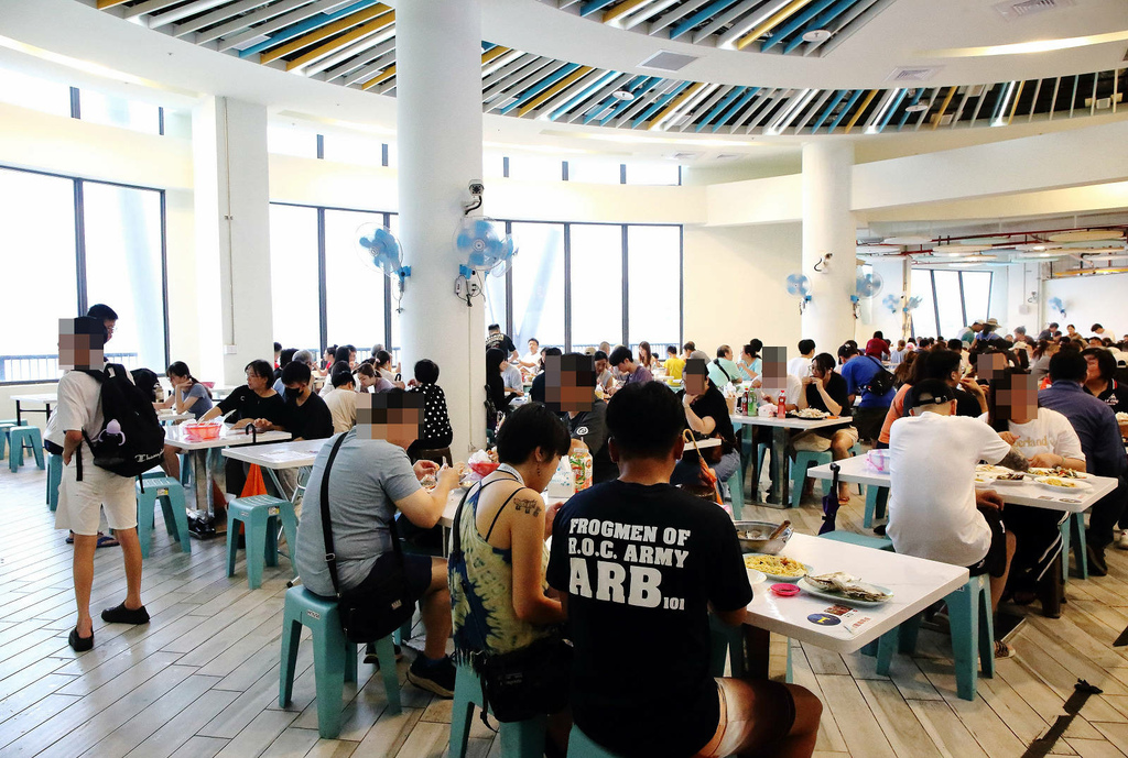 全新龜吼漁夫市集，一樓32攤生鮮攤位、二樓12家代客料理餐廳