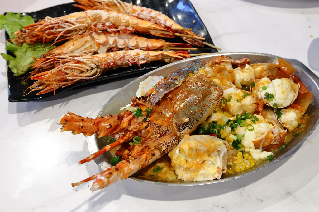 全新龜吼漁夫市集，一樓32攤生鮮攤位、二樓12家代客料理餐廳