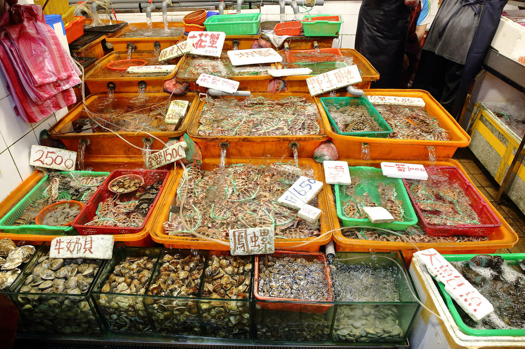 全新龜吼漁夫市集，一樓32攤生鮮攤位、二樓12家代客料理餐廳