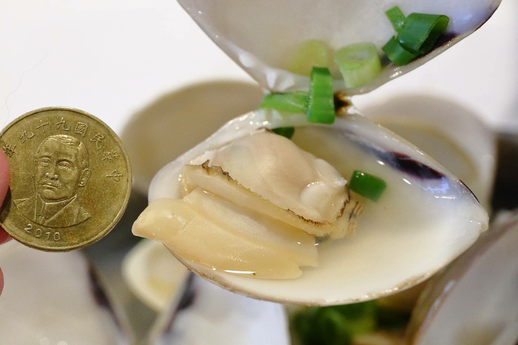 全新龜吼漁夫市集，一樓32攤生鮮攤位、二樓12家代客料理餐廳