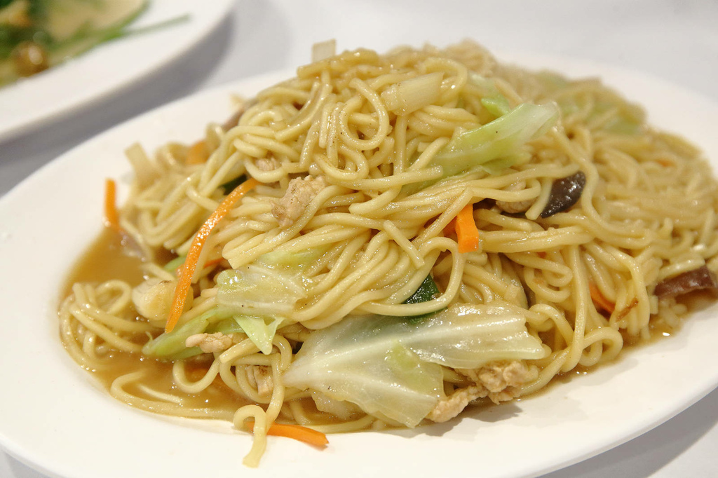 全新龜吼漁夫市集，一樓32攤生鮮攤位、二樓12家代客料理餐廳