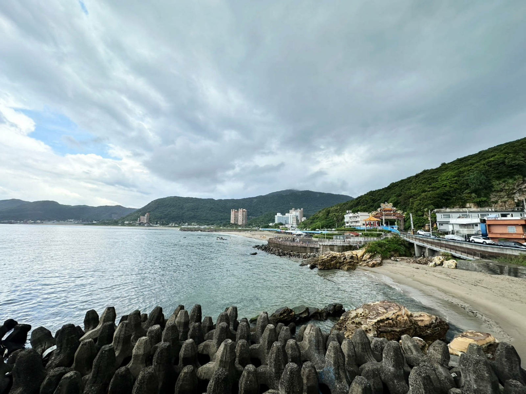 全新龜吼漁夫市集，一樓32攤生鮮攤位、二樓12家代客料理餐廳