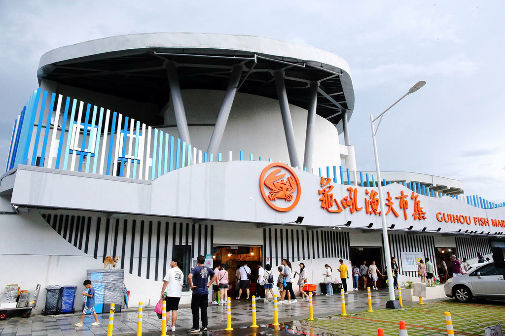 全新龜吼漁夫市集，一樓32攤生鮮攤位、二樓12家代客料理餐廳