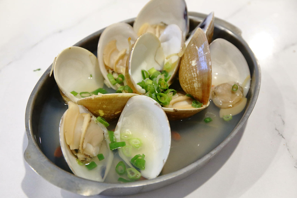 全新龜吼漁夫市集，一樓32攤生鮮攤位、二樓12家代客料理餐廳