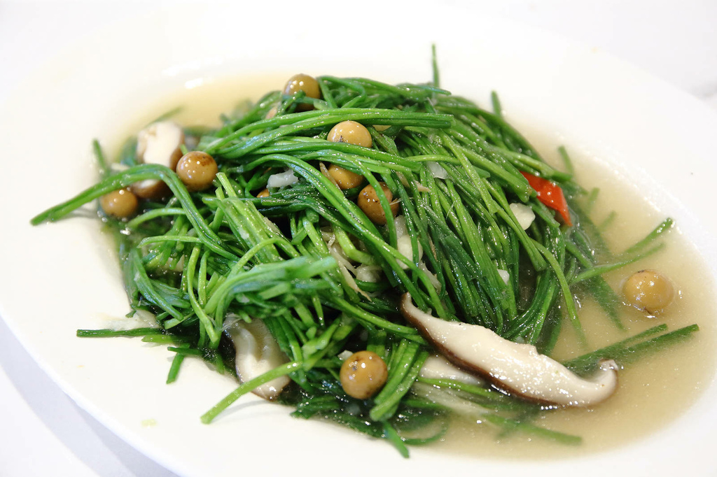 全新龜吼漁夫市集，一樓32攤生鮮攤位、二樓12家代客料理餐廳