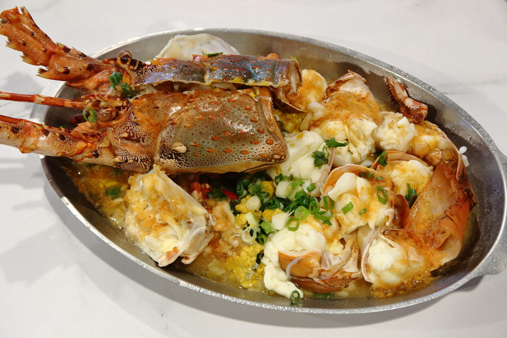 全新龜吼漁夫市集，一樓32攤生鮮攤位、二樓12家代客料理餐廳