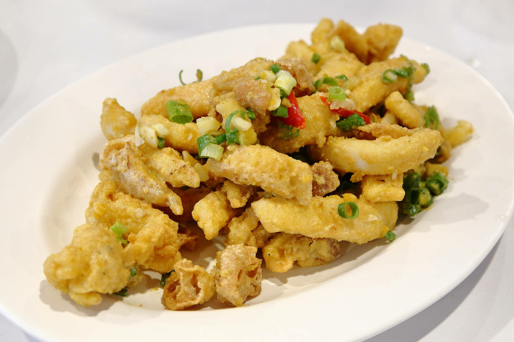 全新龜吼漁夫市集，一樓32攤生鮮攤位、二樓12家代客料理餐廳