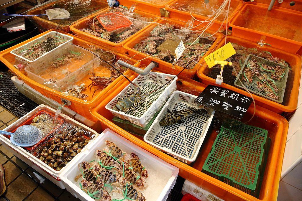 全新龜吼漁夫市集，一樓32攤生鮮攤位、二樓12家代客料理餐廳