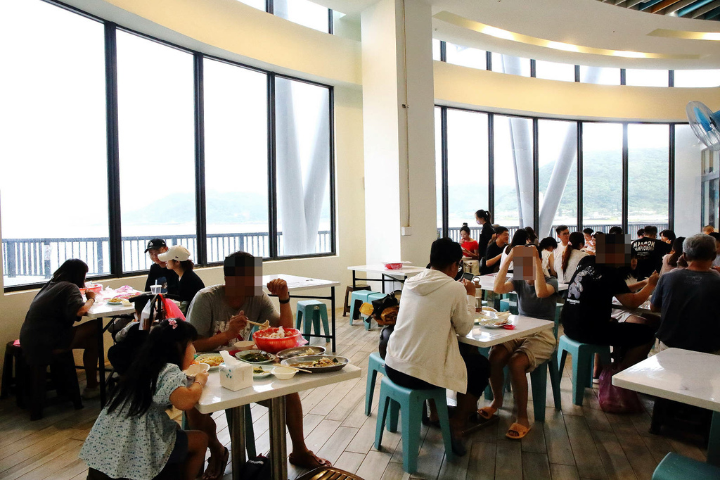 全新龜吼漁夫市集，一樓32攤生鮮攤位、二樓12家代客料理餐廳