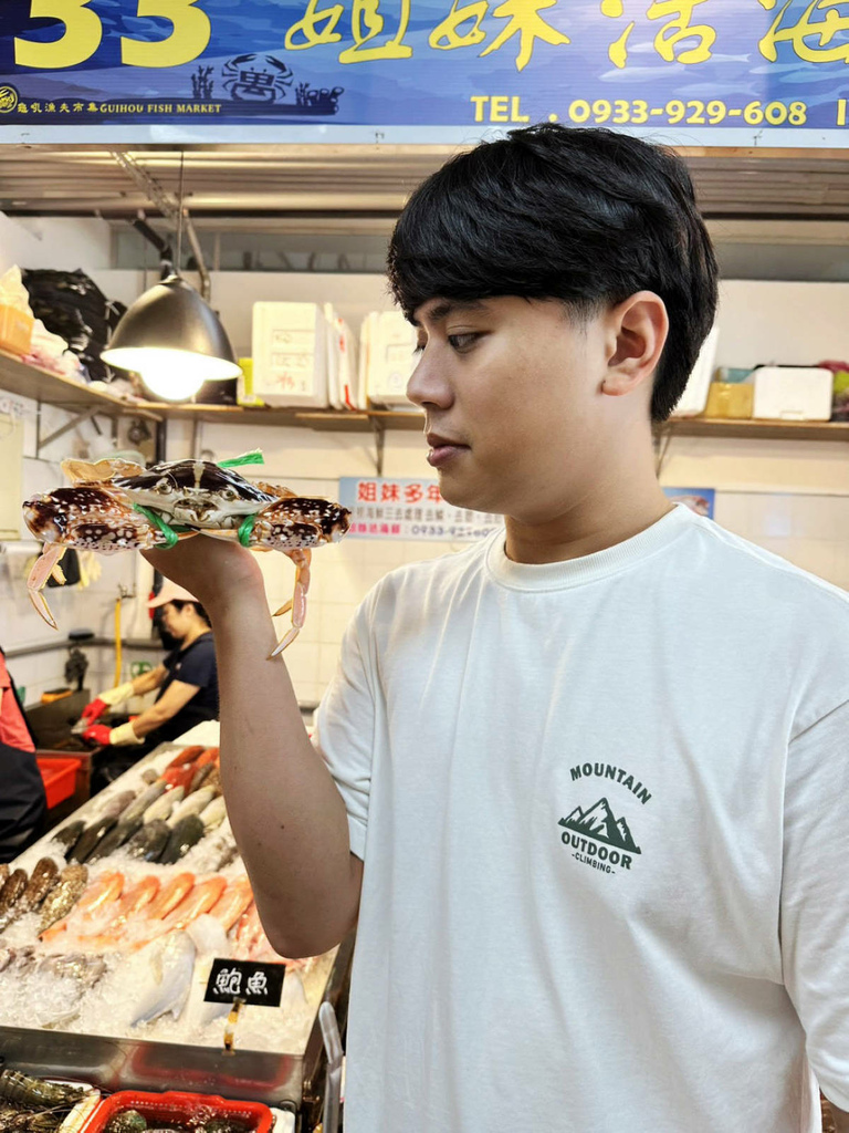 全新龜吼漁夫市集，一樓32攤生鮮攤位、二樓12家代客料理餐廳