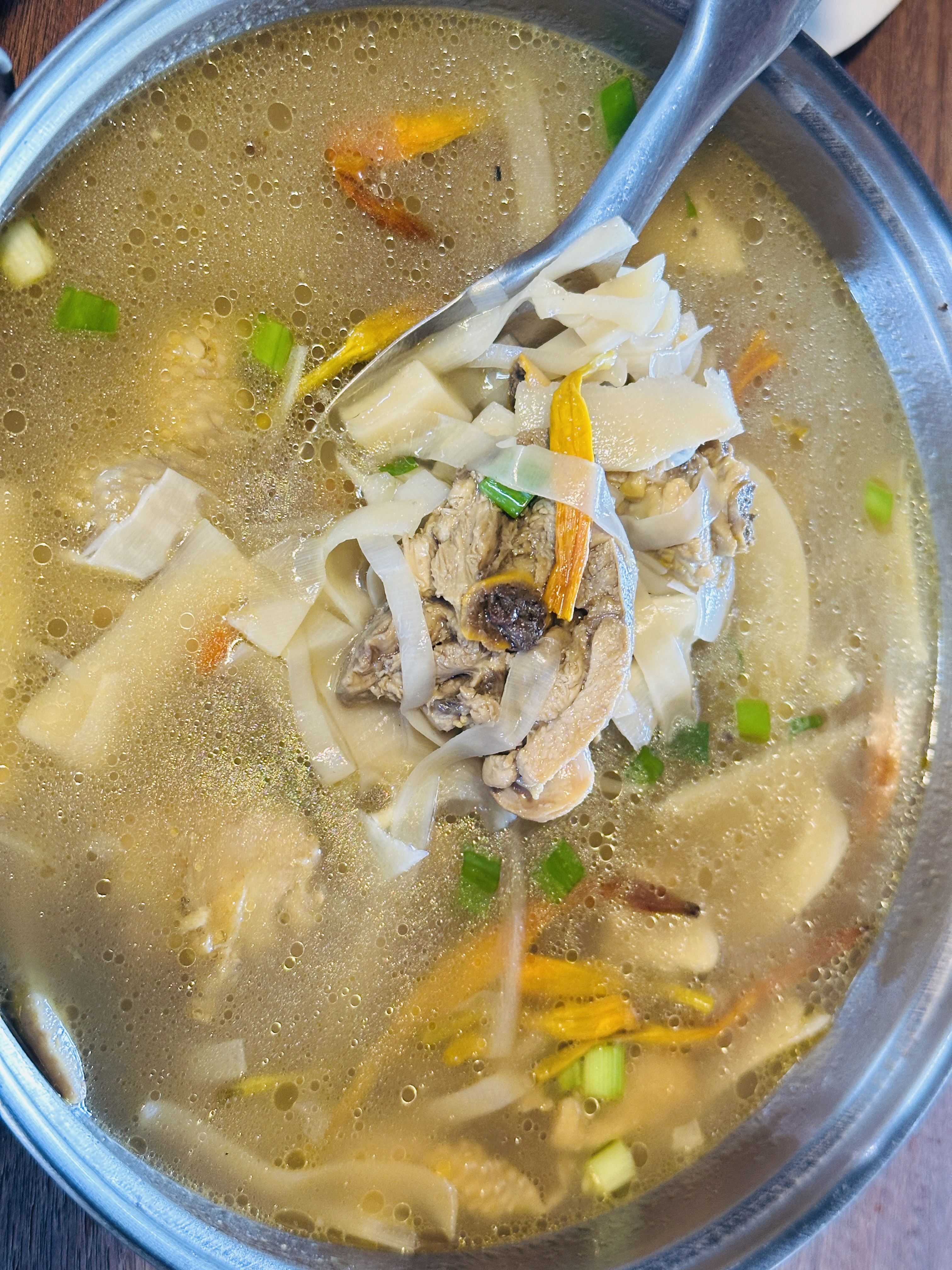 2025赤科山金針花季一日遊｜花海拍照秘境、窯燒金針體驗＋加