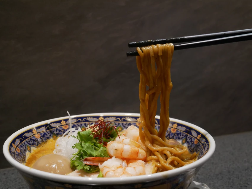 台中市中區麵屋海鳴-鄰近台中火車站的蝦湯拉麵，推薦濃厚海老、馬薩拉海老，拉麵皆可免費加麵、加飯一次(*≧ω≦)
